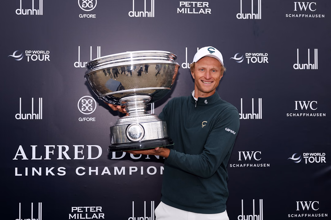Adrian Meronk tient le trophée de l’Alfred Dunhill Links Championship 2026 à St Andrews.