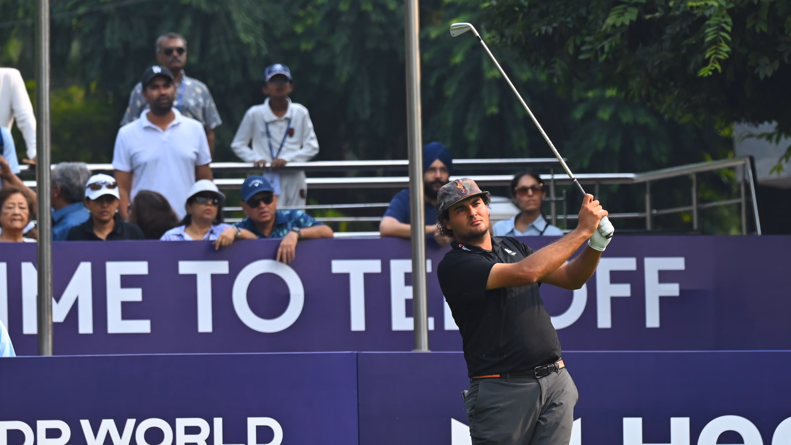 Eugenio Chacarra, vêtu de noir, joue un coup au DP World India Championship 2026.
