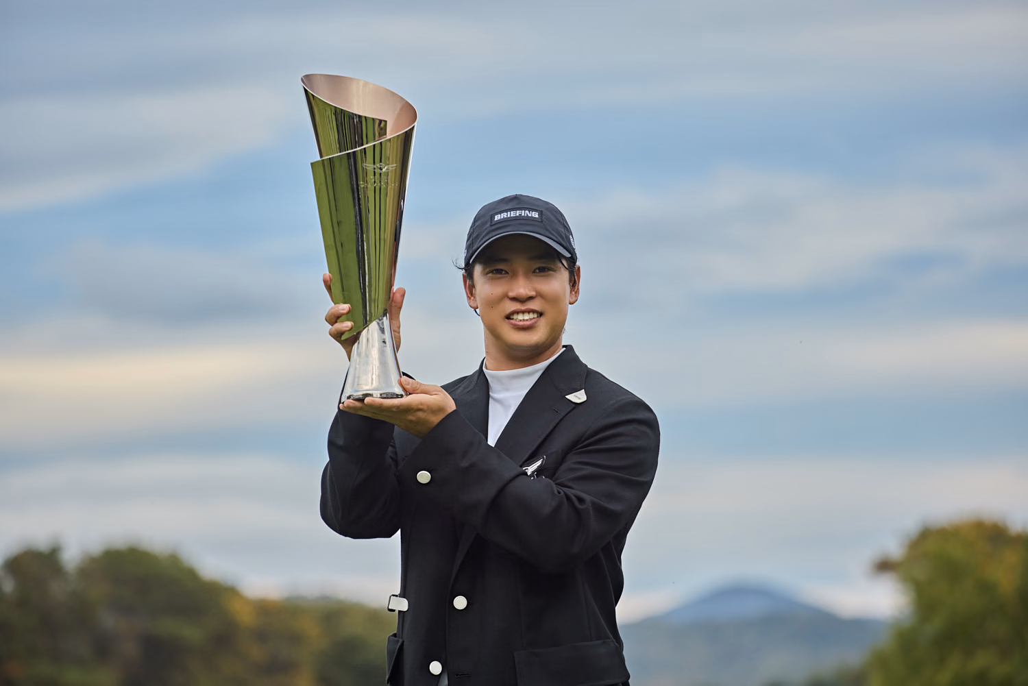 Yuto Katsuragawa pose avec le trophée du Genesis Championship.