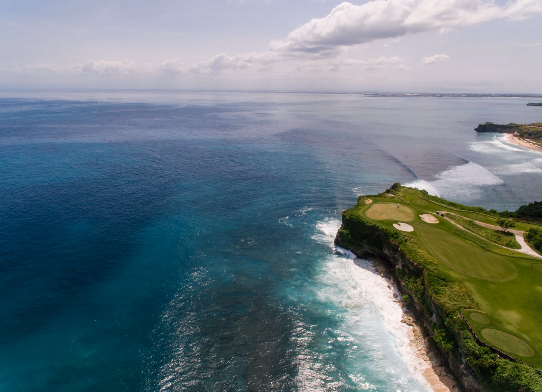 Un parcours de golf sur une falaise au bord de l’océan.