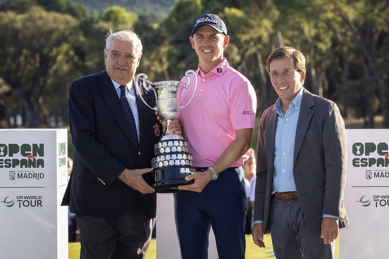 Grant Forrest tient le trophée de l’Open d’Espagne 2026 entre Juan Guerrero-Burgos et José Luis Martínez-Almeida.