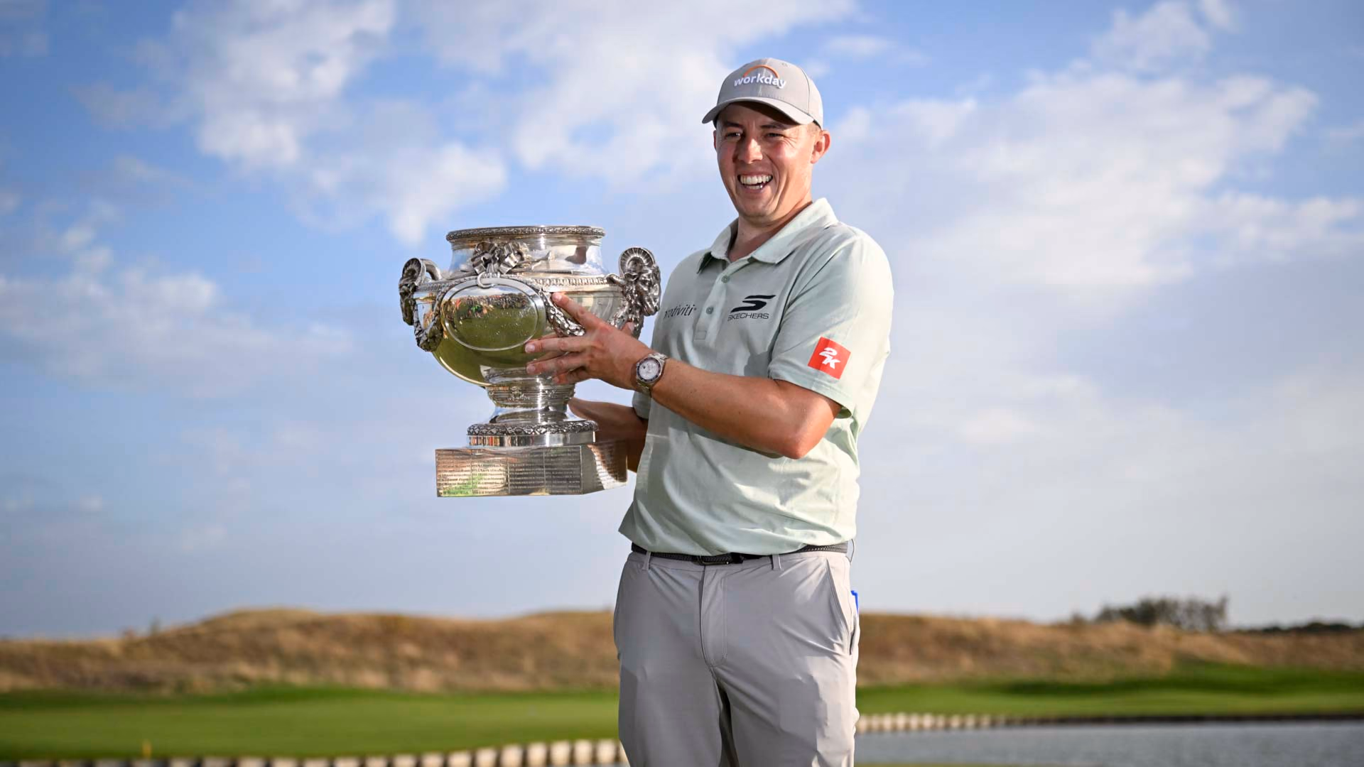 Matt Fitzpatrick tient le trophée du FedEx Open de France 2026 au Golf National.