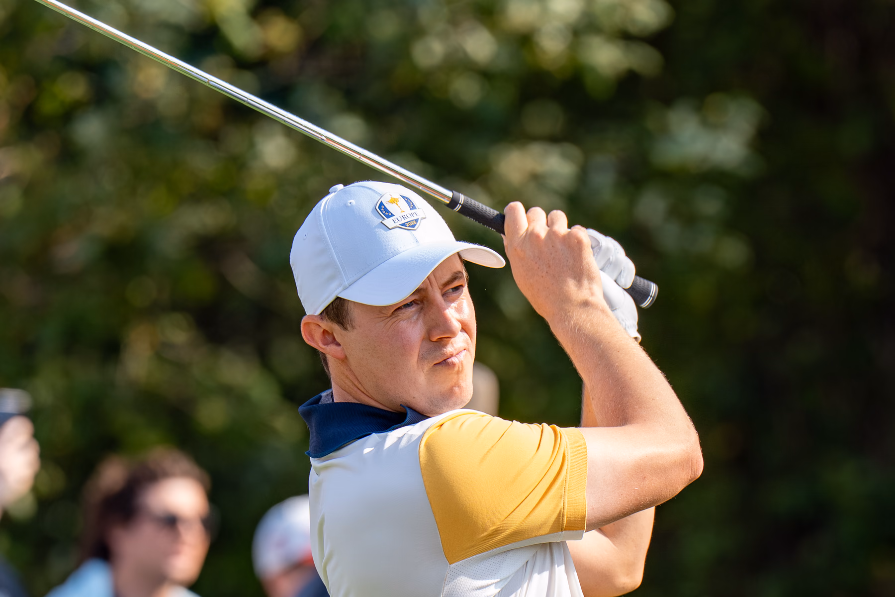 Matt Fitzpatrick à la fin de son swing, le club au-dessus de l’épaule, pendant la Ryder Cup 2025.